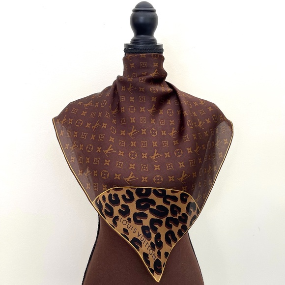 Display #1 New Louis Vuitton Scarf Leopard Print Monogram Flower Silk Wrap - Picture 3 of 16